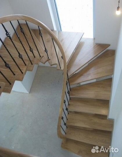 Лестница с площадкой на второй этаж