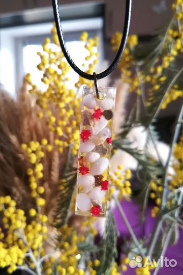 Подвеска из эпоксидной смолы среднего размера