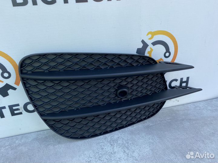 Решетка переднего бампера Mercedes A2138856700