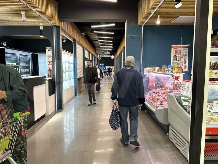 Торговая площадь рядом с супермаркетом Виктория