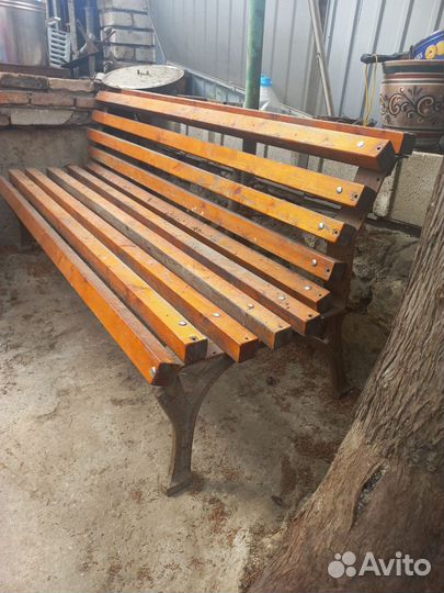 Лавочка с кованными ножками