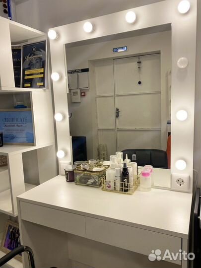 Гримерное зеркало с лампочками