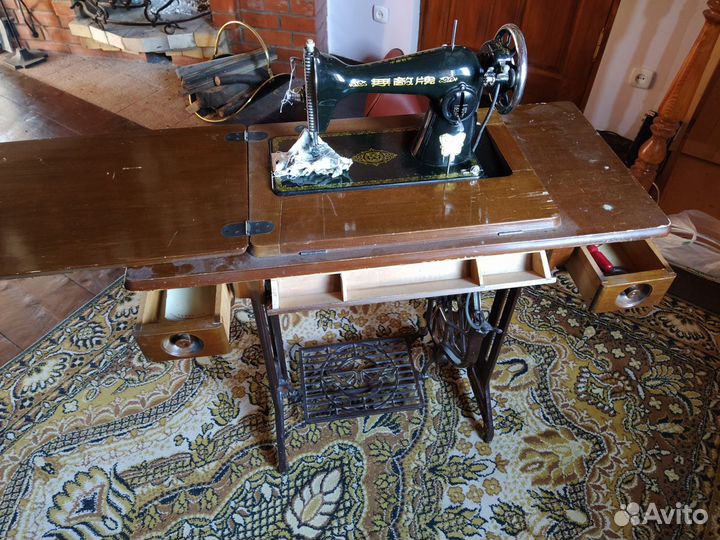 Ножная швейная машинка