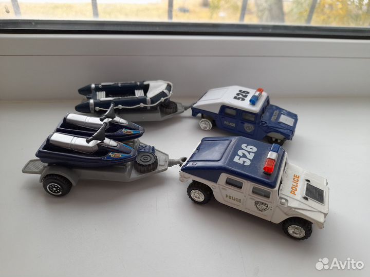 Игрушки солдатики и машинки