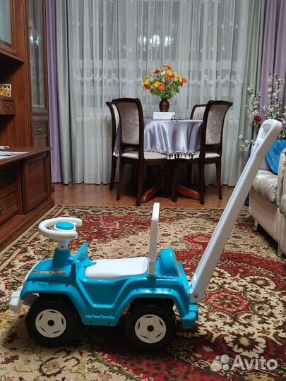 Детская машинка каталка с ручкой