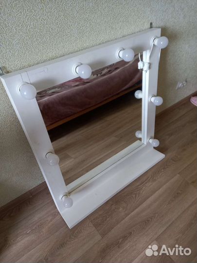 Зеркало с полкой