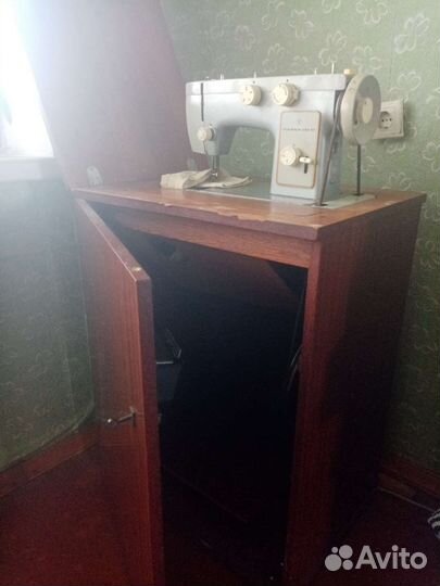 Швейная машина Чайка 142м