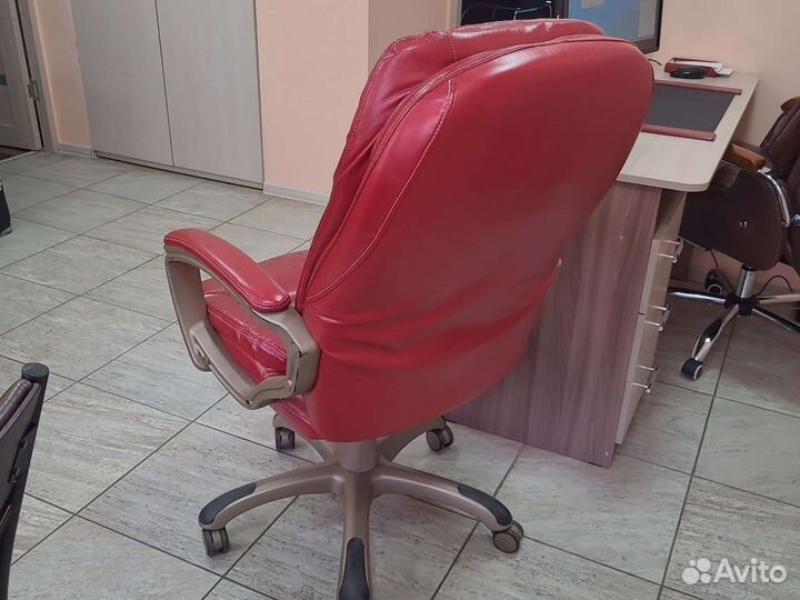 Офисное кожаное кресло