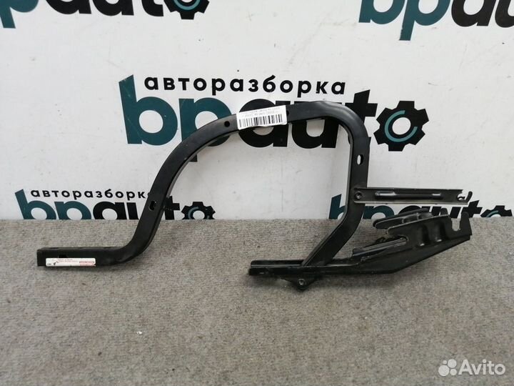 Петля крышки багажника леваяправая 64510-33060
