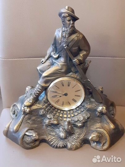 Статуэтка из литого мрамора с часами