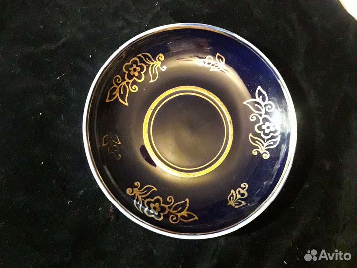 Чашки и блюдца разные