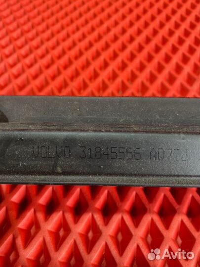 Уплотнитель стекла задний левый Volvo Xc90 2 L