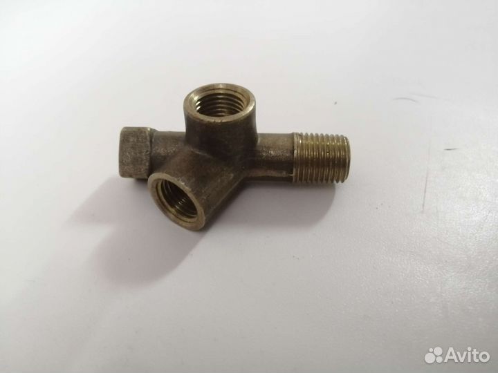 Тройник (штуцер) датчика давления масла