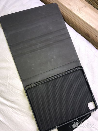 Чехол с клавиатурой для iPad 11 pro