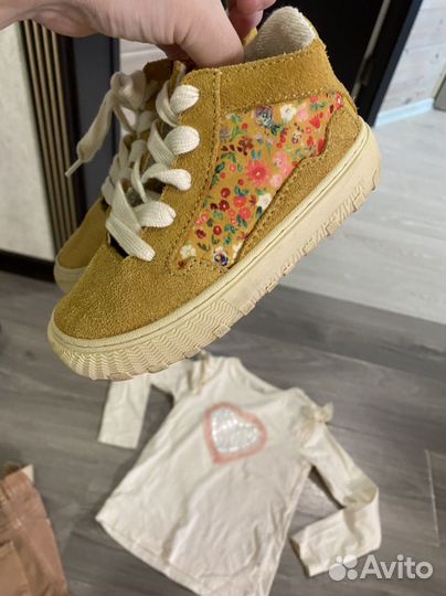 Джинсы и кроссовки Zara