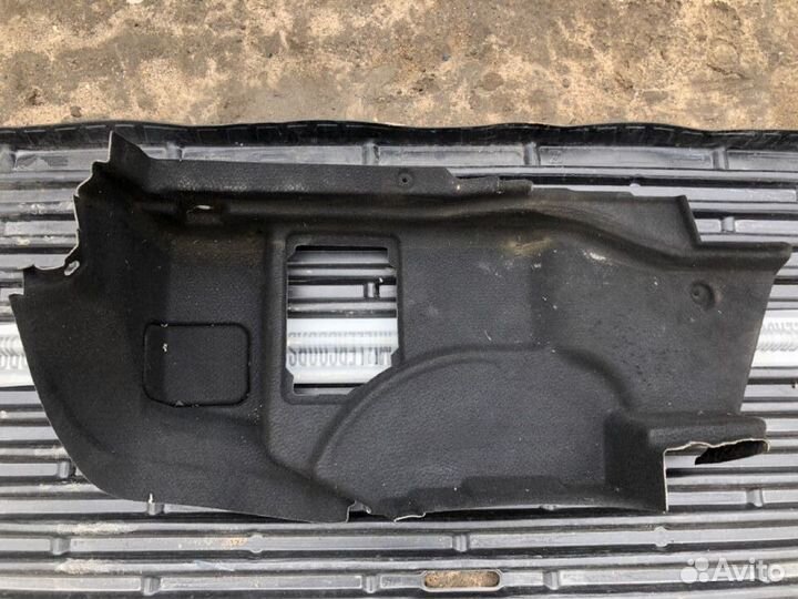 Обшивка багажника задняя правая Mercedes E-Class