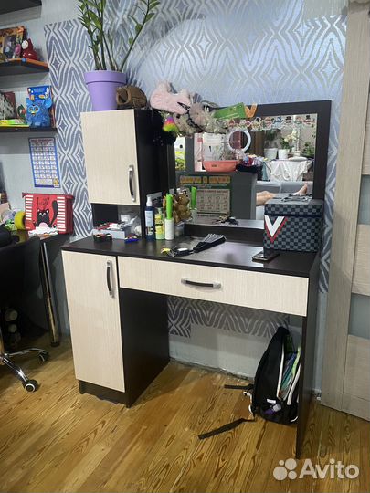 Туалетный столик с зеркалом