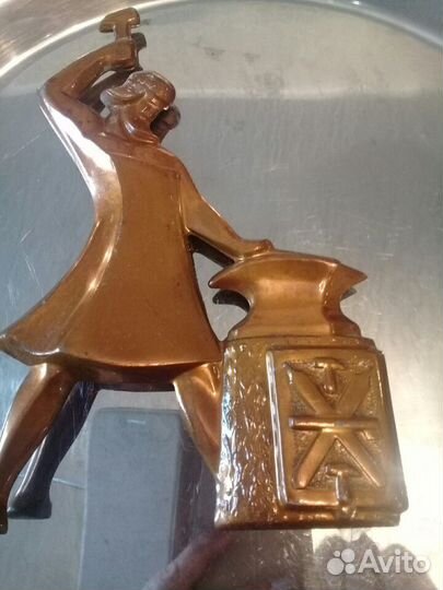 Кузнец с молотом