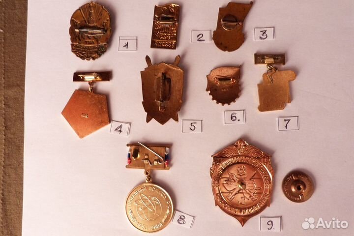 Старые тяжелые знаки, посвященные юбилеям