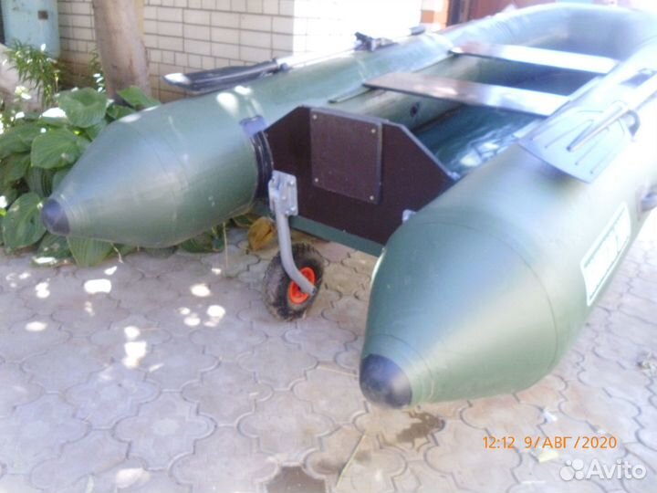 Надувная резиновая лодка