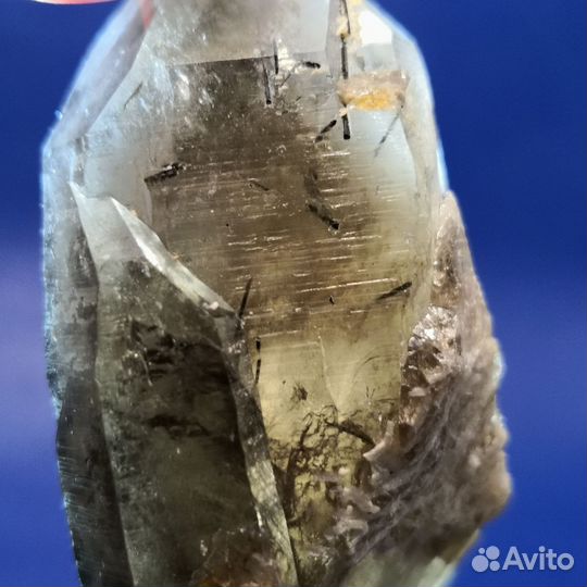 Включения шерла внутри дымчатого кварца