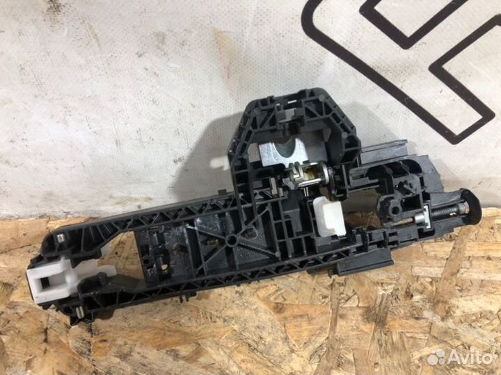 Кронштейн ручки двери задний левый Mercedes-Benz