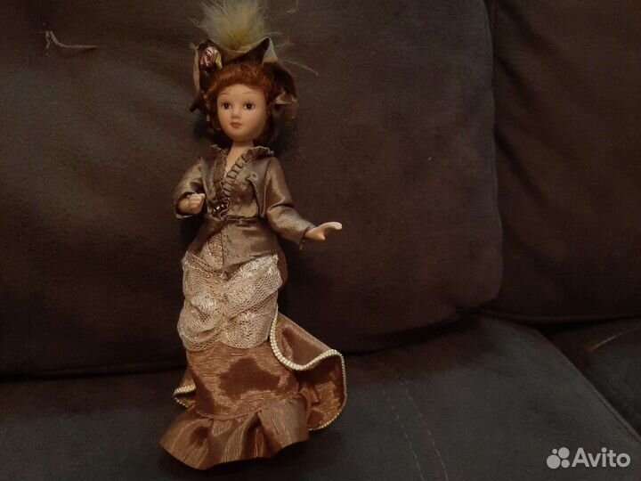 Кукла фарфоровая