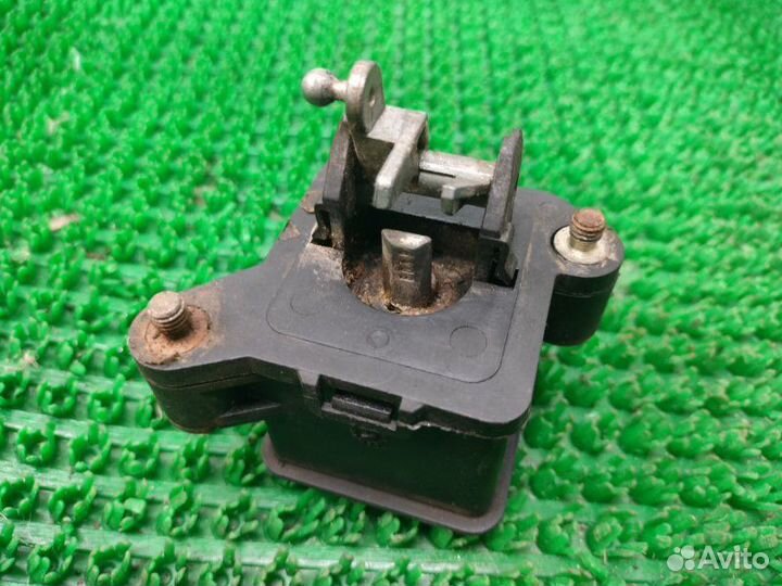 Кнопка открывания багажника задняя левая