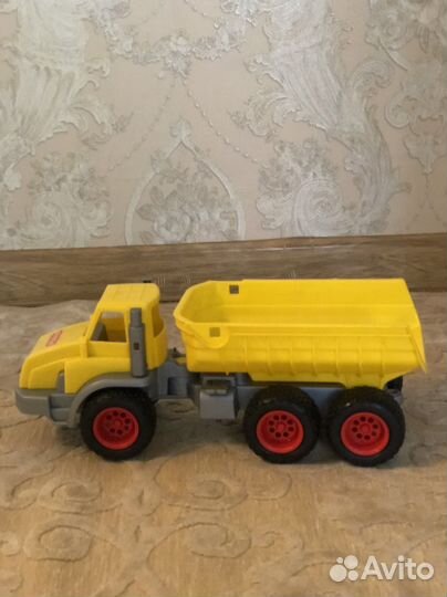 Игрушка самосвал