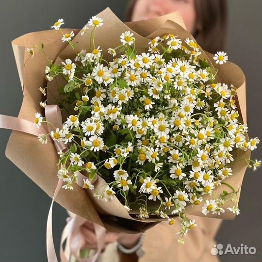Букет из ромашек в крафте