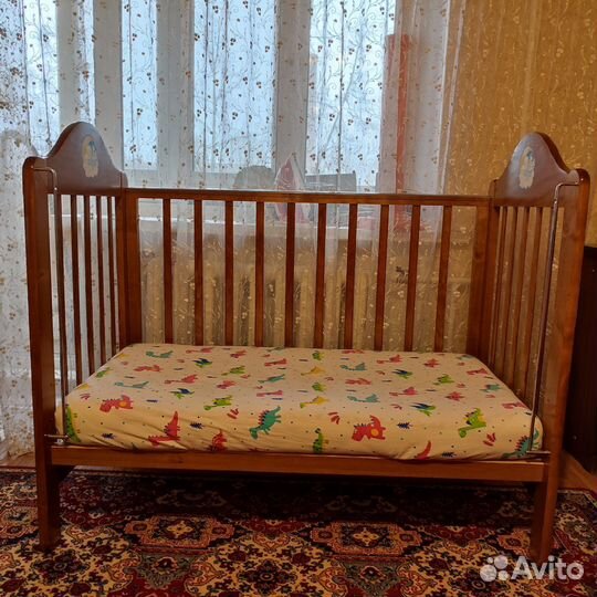 Детская кроватка с маятником и ящиком