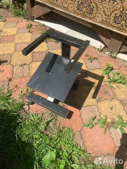 Стойка для техники на колесах