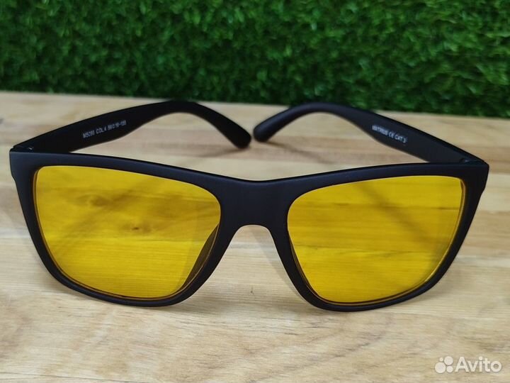 Солнцезащитные очки Lacoste