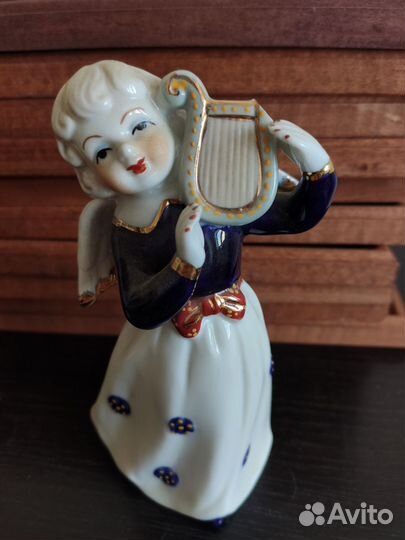 Старинная фарфоровая фигурка