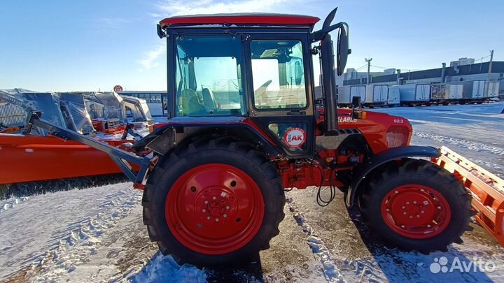 Трактор Беларус 82.3 с отвалом