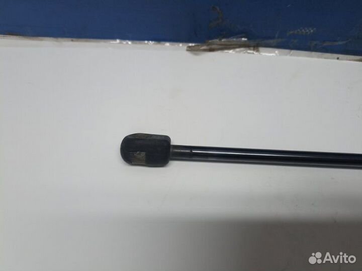 Амортизатор двери багажника правый Skoda Fabia 6Y2