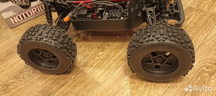Arrma Notorious 6S V6 с неубиваемым кузовом