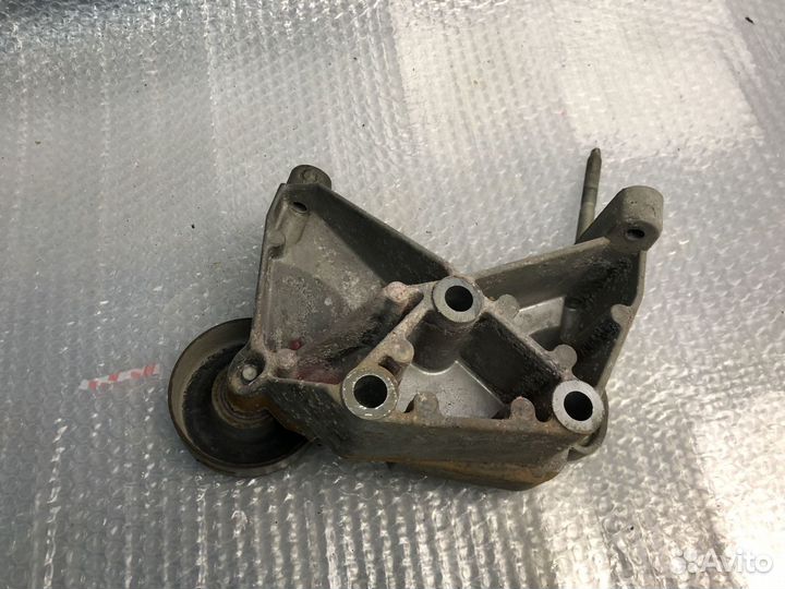 Кронштейн генератора Ford Mustang V 09-14