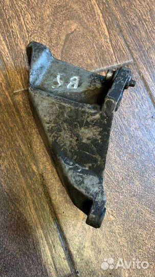 Кронштейн подушка двигателя кпп passat b5 1.9