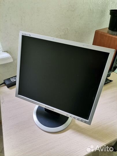 Монитор Samsung SyncMaster 740N не включается