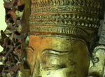 Антикварная статуя Будды в алтаре