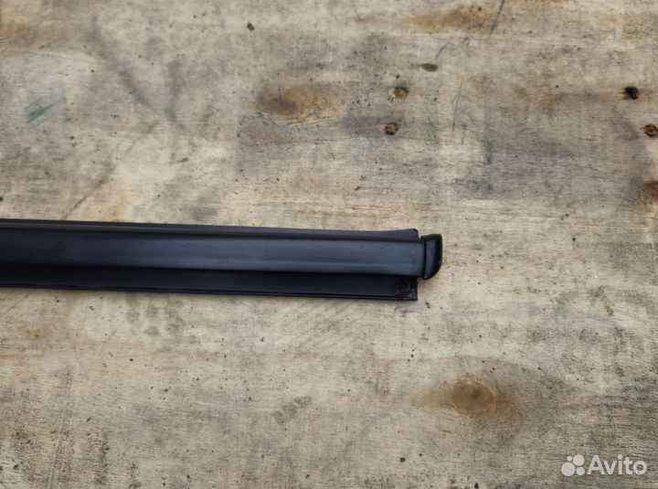 Уплотнитель стекла внешний Jeep Grand Cherokee WJ