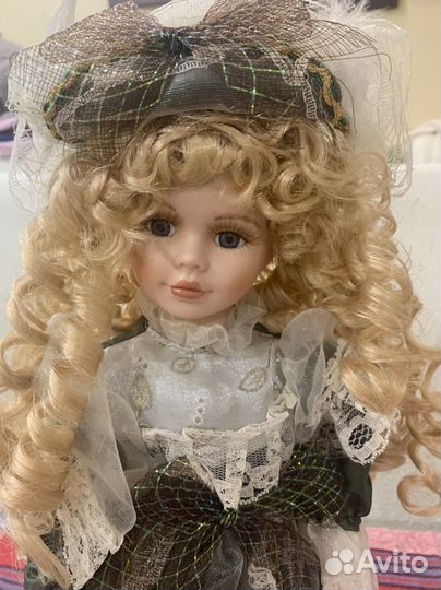 Кукла фарфоровая коллекционная Швеция