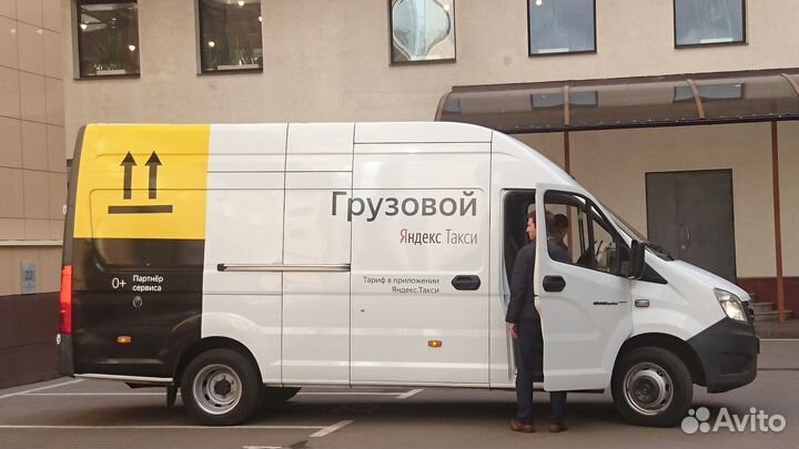 Водитель с личным грузовым авто