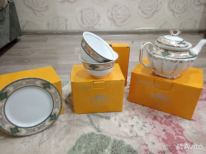 Заварочный чайник и пиала с тарелками