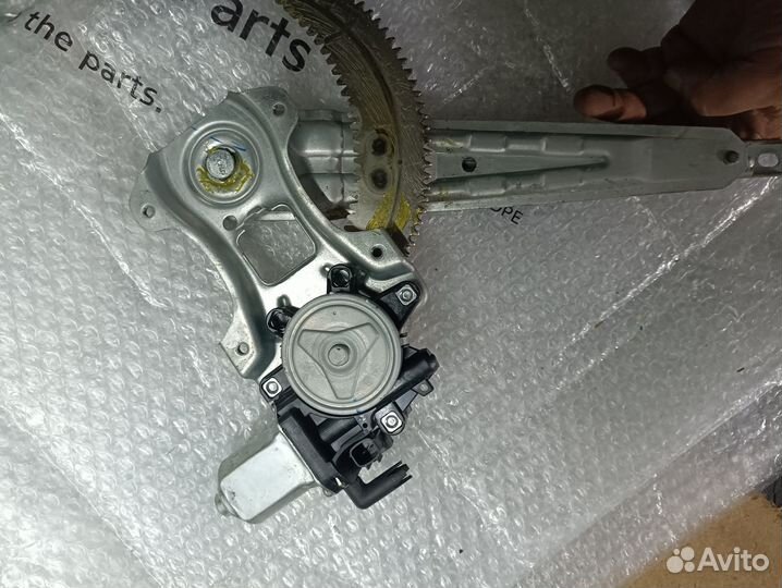 Стеклоподъёмник задний левый Nissan Tiida