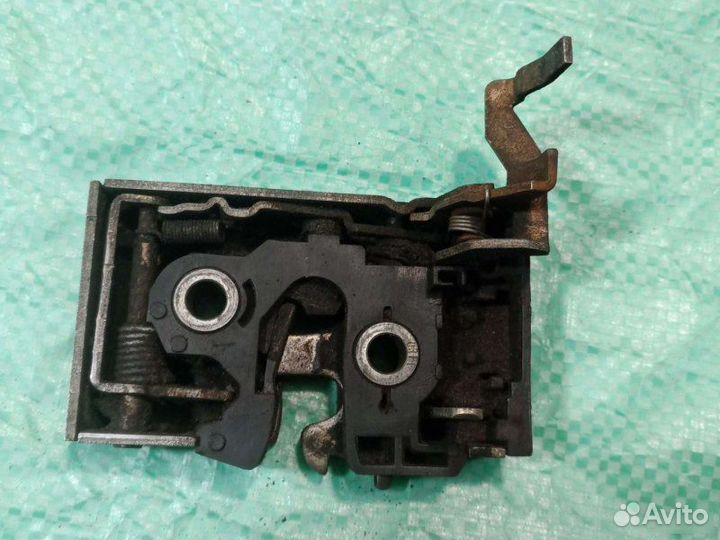 Замок передний правый Volkswagen Passat B3