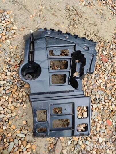 Направляющая заднего бампера правая (BMW X1)