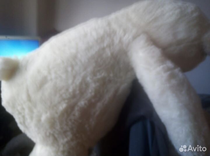 Большой плюшевый медведь