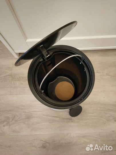 Ведро для мусора самозакрывающееся с педалью